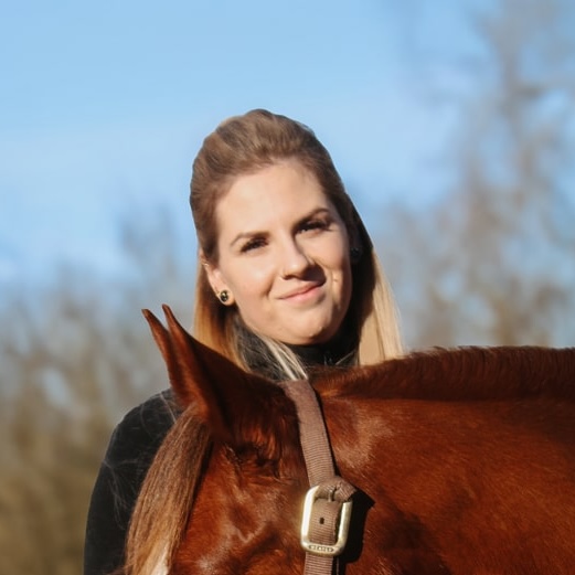Equima-Tiertherapie-Maite-Stopp-Physiotherapie-Pferd-Pferdephysiotherapie-Pferdetaping-Magnetfeldtherapie-Pferdeakupunktur-Saarbruecken-Saarland-Lothringen-Luxemburg-Rheinland-Pfalz-3a-min